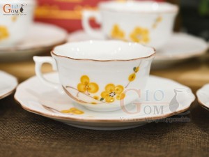 Bộ ấm chén mẫu đơn men trắng vẽ hoa Mai vàng, 650ml