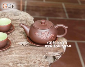 Bộ ấm chén gốm nâu dáng quả hồng đắp nổi Nhất Liên Hoa, 250ml