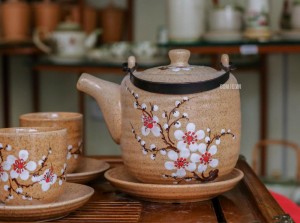 Bộ ấm chén men gốm dáng vại, vẽ hoa mai trắng