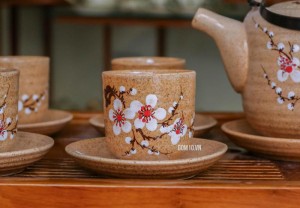 Bộ ấm chén men gốm dáng vại, vẽ hoa mai trắng