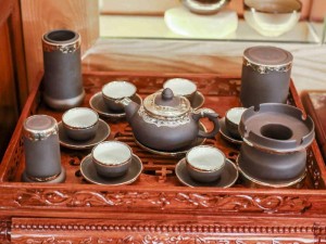 Bộ ấm chén men gốm gốm dáng chóp nâu đen bọc đồng, đầy đủ phụ kiện