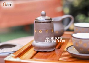 Bộ ấm chén dáng cao quai ngang gốm hồng sa, khắc sao vàng, đẩy đủ phụ kiện 350ml