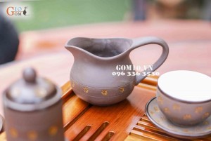 Bộ ấm chén dáng cao quai ngang gốm hồng sa, khắc sao vàng, đẩy đủ phụ kiện 350ml
