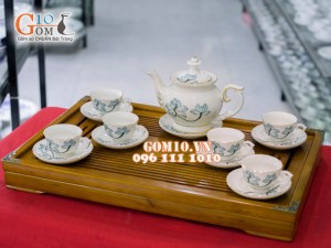 Bộ ấm chén men kem vẽ sen xanh kẻ chỉ vàng kim