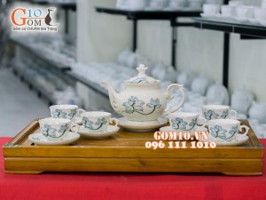 Bộ ấm chén men kem vẽ sen xanh kẻ chỉ vàng kim