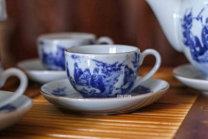 Bộ ấm chén men lam dáng bưởi vẽ Trúc Lâm Thất Hiền đầy đủ phụ kiện,chỉ vàng kim