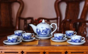 Bộ ấm chén men lam dáng bưởi vẽ Trúc Lâm Thất Hiền đầy đủ phụ kiện,chỉ vàng kim