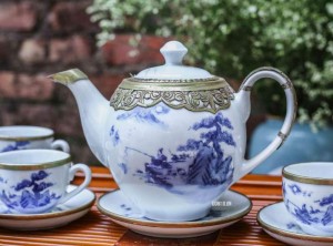 Bộ ấm chén men lam dáng quả đào vẽ vọng câu, bọc đồng