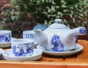 Bộ ấm chén men lam dáng quai ngang vẽ trúc lâm thất hiền