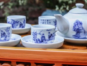 Bộ ấm chén men lam dáng quai ngang vẽ trúc lâm thất hiền