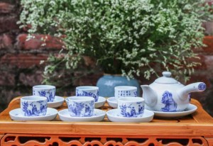 Bộ ấm chén men lam dáng quai ngang vẽ trúc lâm thất hiền