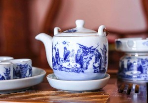 Bộ ấm chén men lam, dáng vại vẽ trúc lâm thất hiền đầy đủ phụ kiện- Kẻ chỉ vàng kim