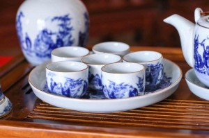 Bộ ấm chén men lam, dáng vại vẽ trúc lâm thất hiền đầy đủ phụ kiện- Kẻ chỉ vàng kim