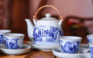 Bộ ấm chén men lam, dáng vuốt vẽ trúc lâm thất hiền chỉ vàng kim, đầy đủ phụ kiện