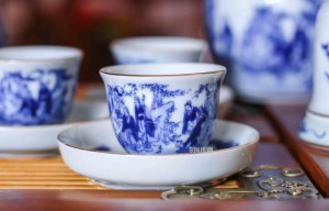 Bộ ấm chén men lam, dáng vuốt vẽ trúc lâm thất hiền chỉ vàng kim, đầy đủ phụ kiện