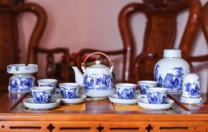 Bộ ấm chén men lam, dáng vuốt vẽ trúc lâm thất hiền chỉ vàng kim, đầy đủ phụ kiện