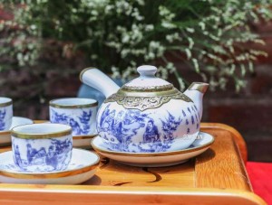 Bộ ấm chén men lam, quai ngang bọc đồng, vẽ Trúc lâm thất hiền