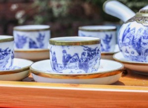 Bộ ấm chén men lam, quai ngang bọc đồng, vẽ Trúc lâm thất hiền