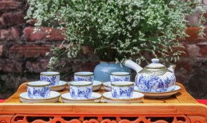 Bộ ấm chén men lam, quai ngang bọc đồng, vẽ Trúc lâm thất hiền