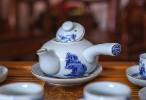 Bộ ấm chén men lam, quai ngang trúc lâm thất hiền chỉ vàng kim, đầy đủ phụ kiện