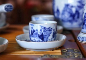 Bộ ấm chén men lam, quai ngang trúc lâm thất hiền chỉ vàng kim, đầy đủ phụ kiện