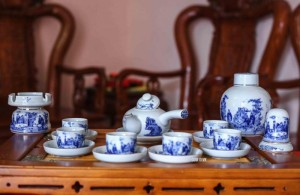 Bộ ấm chén men lam, quai ngang trúc lâm thất hiền chỉ vàng kim, đầy đủ phụ kiện