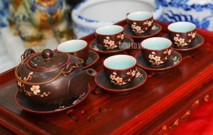 Bộ ấm chén men nâu chỉ đỏ, vẽ hoa mai
