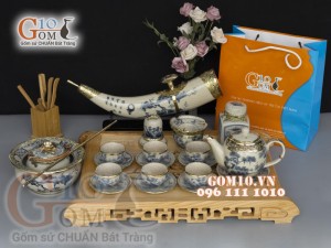 Bộ ấm chén men rạn cổ bọc đồng, dáng quả đào , cảnh sơn thủy đầy đủ phụ kiện (gồm cả khay)