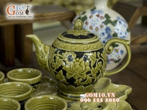 Bộ ấm chén men rêu, dáng quả đào, màu xanh đen, khay lá