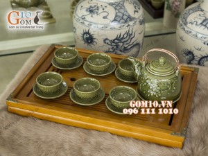 Bộ ấm chén men rêu khắc nổi hoa đào, quai đồng