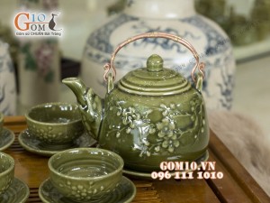 Bộ ấm chén men rêu khắc nổi hoa đào, quai đồng