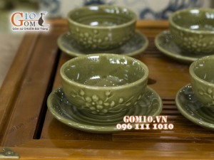 Bộ ấm chén men rêu khắc nổi hoa đào, quai đồng