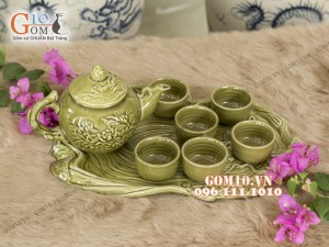 Bộ ấm chén men rêu khắc sen, khay tùng