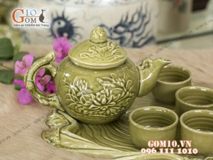 Bộ ấm chén men rêu khắc sen, khay tùng