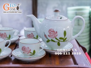 Bộ ấm chén men rong, dáng đào vẽ hoa hồng