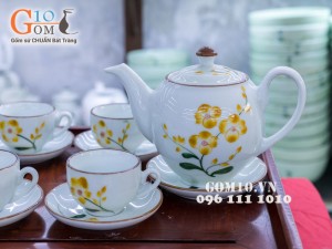 Bộ ấm chén men rong, dáng đào vẽ hoa vàng
