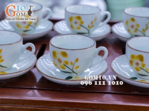 Bộ ấm chén men rong, dáng đào vẽ hoa vàng