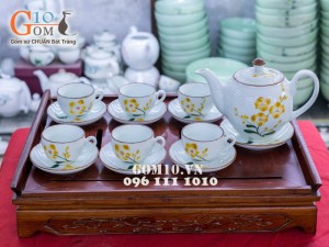 Bộ ấm chén men rong, dáng đào vẽ hoa vàng