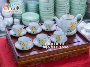 Bộ ấm chén men rong, dáng đào vẽ hoa vàng