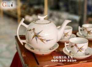 Bộ ấm chén men trắng dáng bưởi canh, kẻ chỉ vàng kim