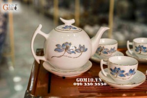 Bộ ấm chén men trắng dáng bưởi cành vẽ sen, kẻ chỉ vàng kim