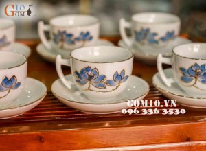 Bộ ấm chén men trắng dáng bưởi cành vẽ sen, kẻ chỉ vàng kim