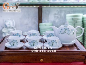 Bộ ấm chén men kem dáng bưởi vẽ sen xanh