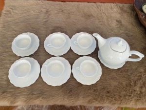 Bộ ấm chén men trắng dáng chóp, đĩa hoa 700ml