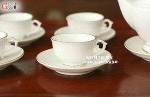 Bộ ấm chén men trắng dáng đèn thần, kẻ chỉ vàng kim