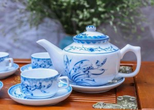 Bộ ấm chén men trắng dáng Hồng kong lan