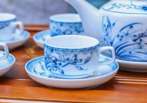 Bộ ấm chén men trắng dáng Hồng kong lan