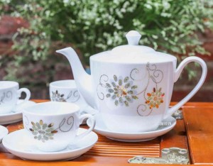 Bộ ấm chén men trắng dáng thiên nga vẽ pháo hoa