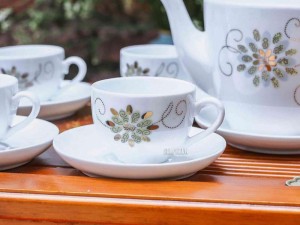 Bộ ấm chén men trắng dáng thiên nga vẽ pháo hoa