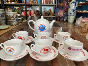 Bộ ấm chén men trắng dáng trái đào 500ml, in logo HD hàng dư